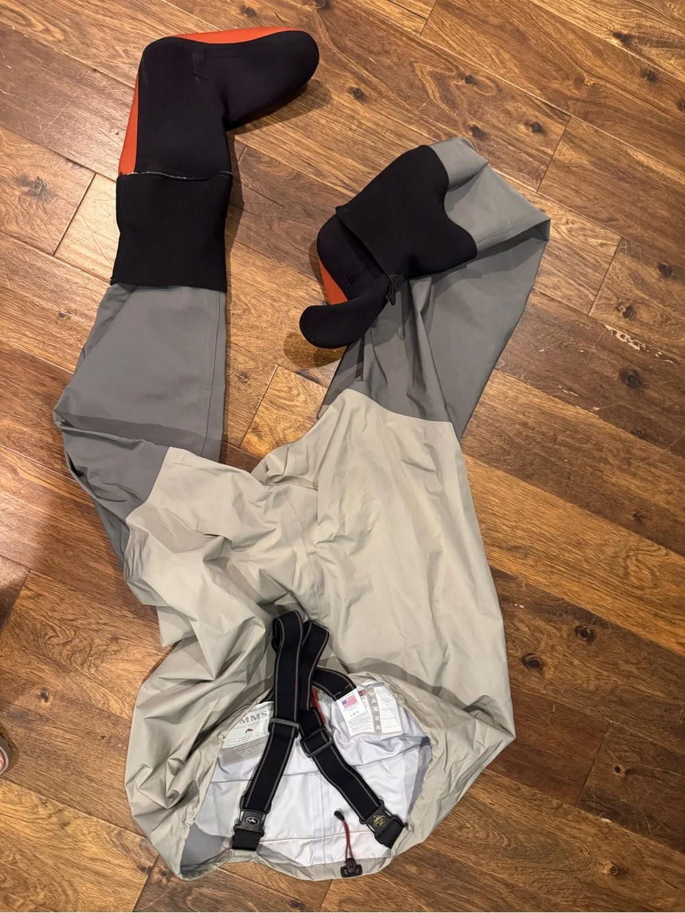 Simms flyfishing Men’s Two-Tone Waders w/ Simms felt bottom Brown leather Boots